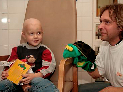 Kiddy-bei-Kindern-im-Krankhaus